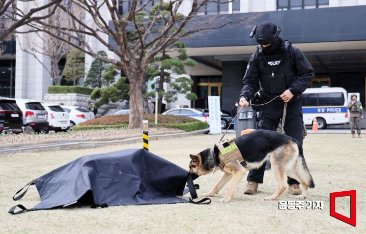 서울 종로구 정부서울청사에서 열린 관·군·경·소방 통합 방호훈련에서 불법 드론 제압 및 폭발물 처리 훈련을 하고 있다. 기사 본문과 무관.