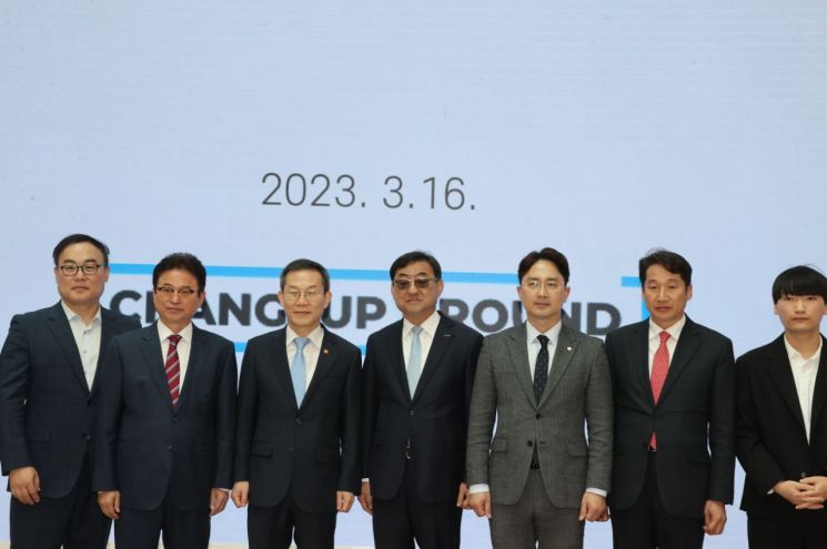 이종호 과기정통부 장관은 16일 포항을 방문해 포항지역 기술 창업 기업 대표들과 간담회를 가졌다.(사진 좌측부터 홍병희 그래핀스퀘어 대표, 이철우 경북도지사, 이종호 과기부 장관, 김무환 포스텍 총장, 김병욱 국회의원, 김남일 부시장, 권기현 에코텍트 대표)