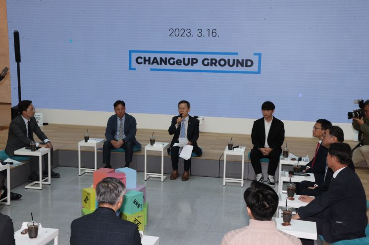 16일 체인지업그라운드에서 열린 간담회에서 적극적인 기술 창업 지원을 약속하는 이종호 과기부장관.
