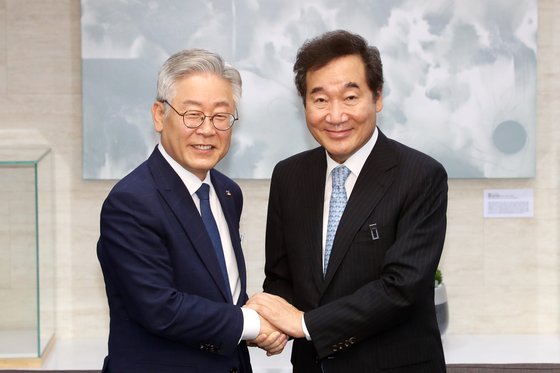 이재명 더불어민주당 대표(왼쪽)와 이낙연 전 국무총리. 사진제공=연합뉴스