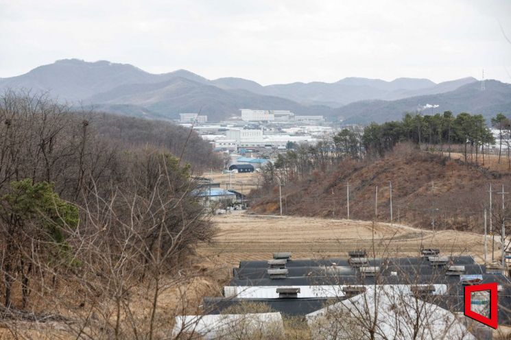 정부가 경기도 용인을 국가첨단산업단지로 조성해 세계 최대 반도체 클러스터를 만들고 지방에도 14개 국가산단을 새로 지정해 반도체·미래차·우주 등 첨단산업을 육성한다. 사진은 반도체 국가산업단지로 지정된 경기도 용인시 처인구 남사읍 일대. 사진=강진형 기자aymsdream@