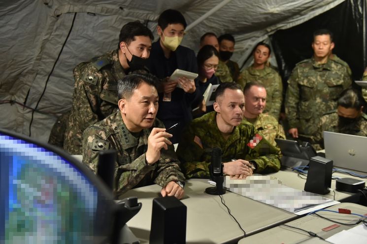 미군 지휘소 방문한 김승겸 합참의장 [사진제공=합동참모본부]