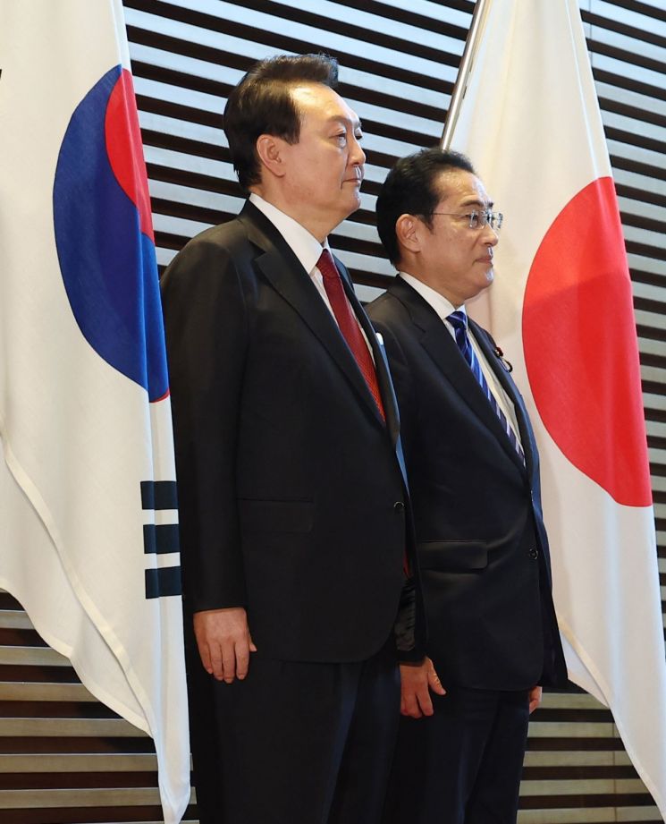 1박2일 일정으로 일본을 방문한 윤석열 대통령이 16일 오후 일본 도쿄 총리 관저에서 기시다 후미오 일본 총리와 의장대 사열에 앞서 양국 국가 연주를 듣고 있다. [사진=연합뉴스]