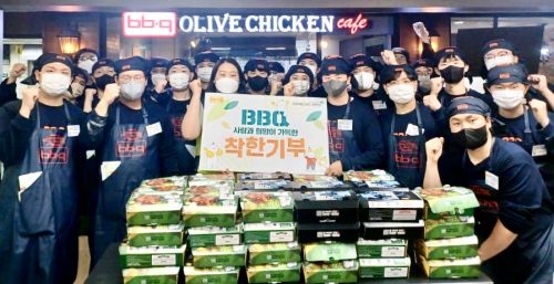 제너시스BBQ 그룹 2023년 신입사원들이 지난달 28일부터 경기도 이천에 위치한 치킨대학에서 직접 만든 치킨을 착한기부를 통해 청소년복지시설에 보냈다. [사진제공=BBQ]
