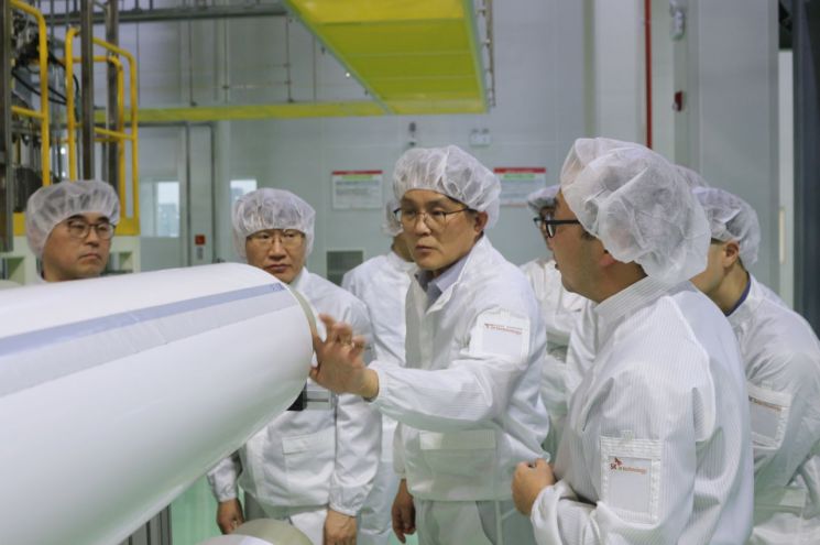 김철중 SKIET 사장(가운데)이 지난 14일 중국 창저우시 SK아이이테크놀로지 중국 생산공장을 방문해 관계자들과 생산 시설을 둘러 보고 있다. [사진제공=SKIET]