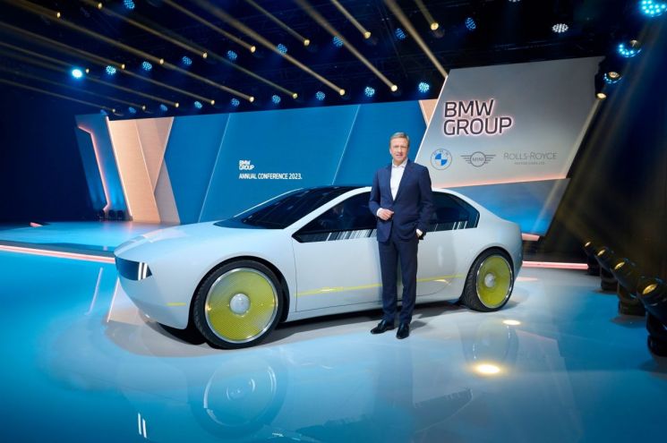 올리버 집세 BMW 그룹 회장과 콘셉트 모델인 BMW i 비전 디(BMW i Vision Dee)의 모습이다. [사진제공=BMW코리아]