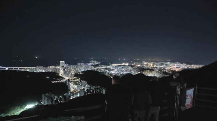 황령산 전망대에서 본 부산의 밤 야경.(이미지출처=MBC플러스)