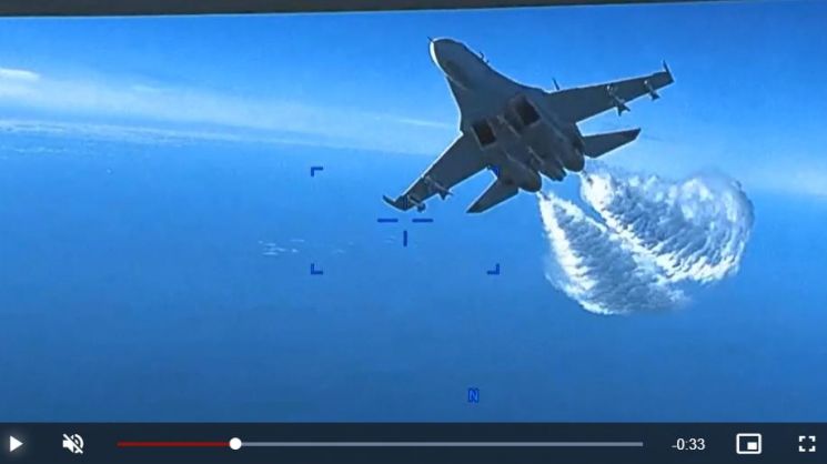 16일(현지시간) 미군 유럽사령부가 공개한 러시아 Su-27 전투기가 미군 유럽사령부 소속 MQ-9 리퍼 무인기(드론)에 접근하며 연료를 뿌리는 영상 모습. [이미지출처=미군 유럽사령부 홈페이지]