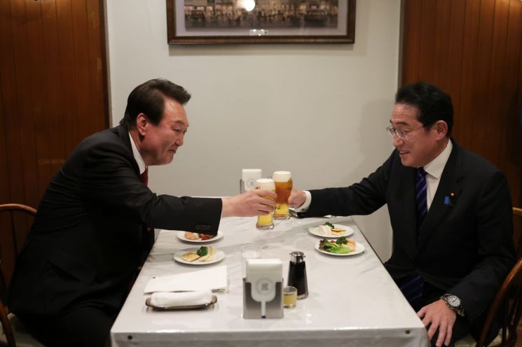지난 16일 윤석열 대통령(왼쪽)과 기시다 후미오 일본 총리(오른쪽)이 일본 도쿄 긴자거리의 노포인 렌가테이(煉瓦亭)에서 회식하고 있다. 도쿄=연합뉴스