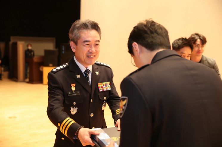 경찰청장 "건폭 근절 힘 모아달라"…수사관 20명 승진 임용
