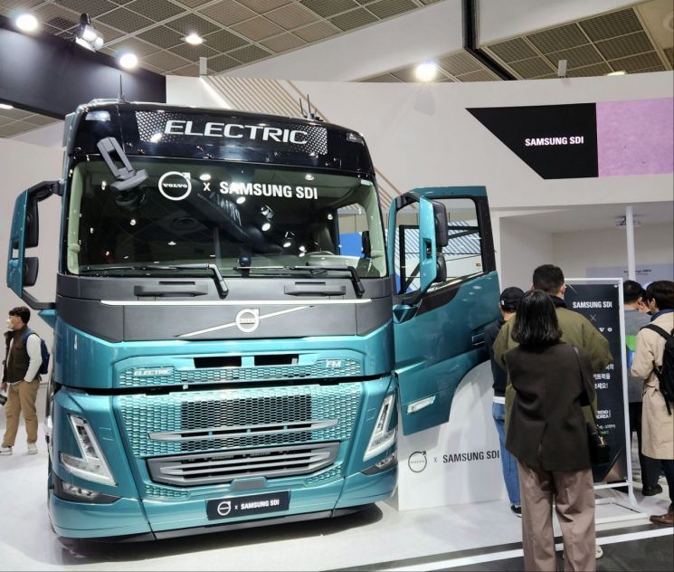 삼성SDI 원통형 배터리를 탑재한 볼보의 대형 전기트럭 ‘FM 일렉트릭’ [사진=최서윤 기자]
