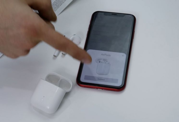 한 유튜버가 복제한 W1칩을 사용한 중국산 짝퉁 에어팟과 아이폰을 연동해 보이고 있다. 짝퉁 에어팟은 오리지날 에어팟 처럼 작동했다. 사진=유튜브