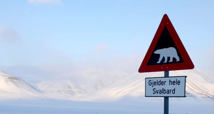 노르웨이 스발바르 제도의 북극곰 주의 표지판. [사진출처=EPA 연합뉴스]
