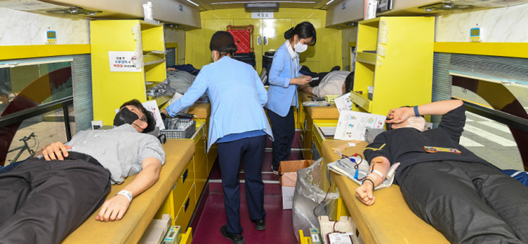 지난 17일 회사 야드 내에 마련된 헌혈 버스에서 임직원들이 헌혈하고 있다. [사진제공=현대삼호중공업]