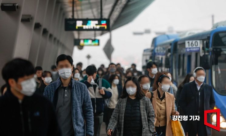 대중교통 마스크 착용 의무가 해제된 지난 20일 서울 여의도 버스환승센터에서 대부분의 승객들이 마스크를 착용한채 버스를 이용하고 있다. 사진=강진형 기자aymsdream@