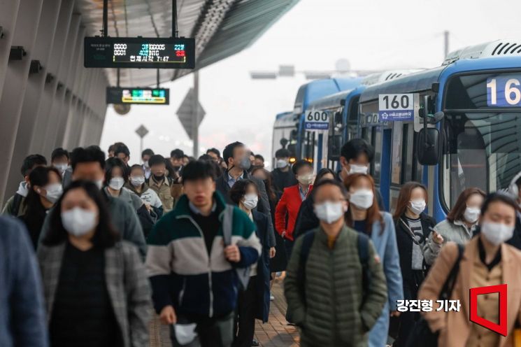 대중교통 마스크 착용 의무가 해제된 20일 서울 여의도 버스환승센터에서 대부분의 승객들이 마스크를 착용한채 버스를 이용하고 있다. 사진=강진형 기자aymsdream@