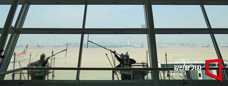 [포토]인천공항 탑승동 외벽 유리 청소