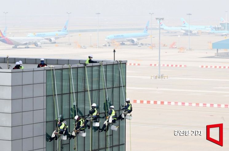 [포토]인천공항 개항 22주년 봄 맞이 대청소