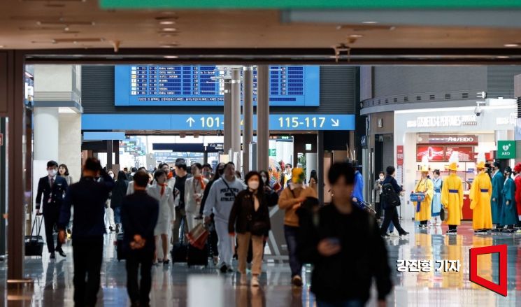 [포토]여행객들로 북적이는 인천공항 면세구역