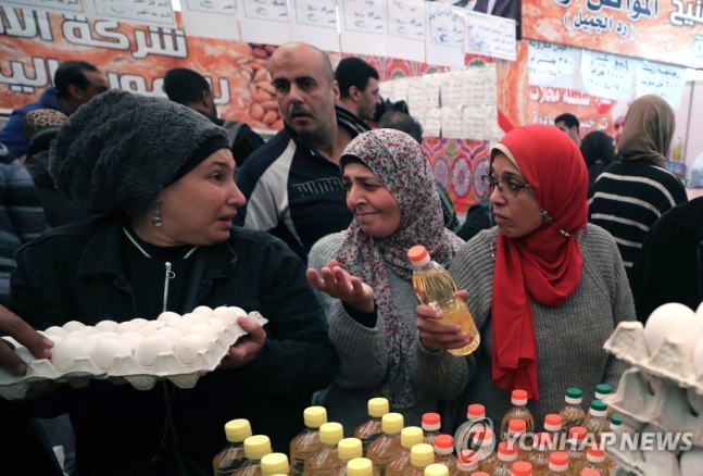 이집트에서는 식용유와 치즈 등 기본 식자재 가격이 지난 몇 달 사이 2∼3배가 올랐다. 이달 물가상승률은 30%를 넘어섰다.  [사진출처=EPA·연합뉴스]