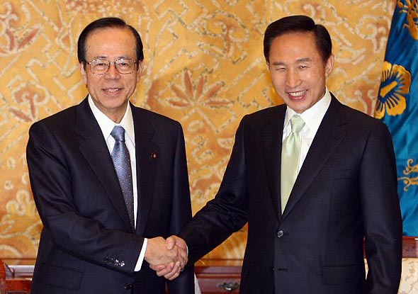 이명박 전 대통령이 2008년 2월 청와대에서 후쿠다 야스오 전 일본 총리와 첫 정상회담을 열기에 앞서 반갑게 악수하고 있다. 사진제공=연합뉴스