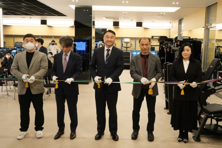동의과학대학교 헬스케어존 개소식에서 김영도 총장(왼쪽 세 번째)과 관계자들이 테이프 커팅식을 진행하고 있다.