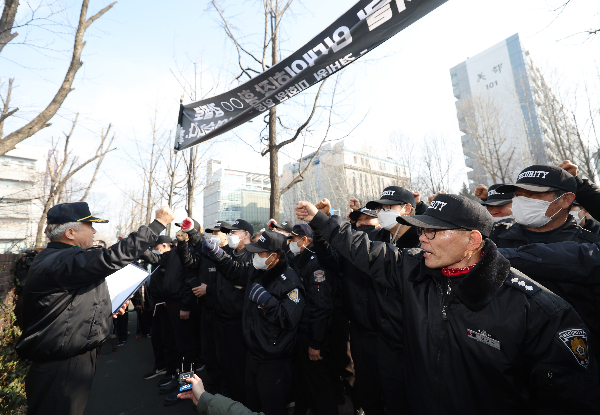 서울 강남구의 한 아파트 앞에서 경비원들이 관리자 퇴진을 요구하는 집회를 벌이고 있다.