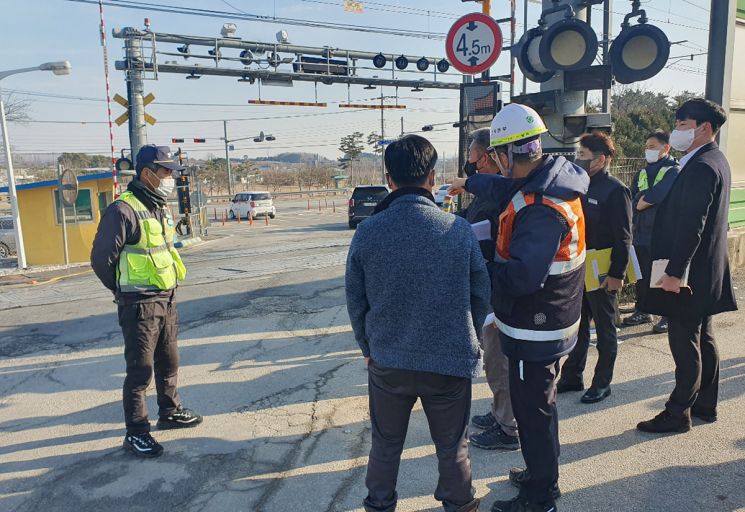 전북 익산시 황등면 ‘도촌 건널목’에서 한국철도, 지방자치단체, 국가철도공단 관계자가 합동으로 건널목 안전점검을 실시하고 있다. 한국철도공사 제공