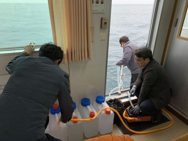 울진군이 어업지도선을 이용해 주변해역 환경방사능조사를 하고 있다.