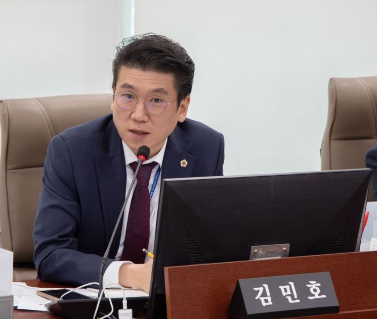 김민호 경기도의회 의원이 20일 열린 교육행정위원회에서 질의하고 있다.