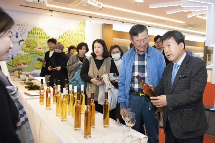 남한권 울릉군수(오른쪽)가 가공제품 품평회에 참석해 제품에 대한 설명을 듣고 있다.