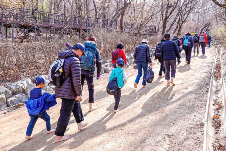 맨발걷기국민운동본부 회원들이 맨발로 대모산을 걷고 있다.[사진제공=운동본부]