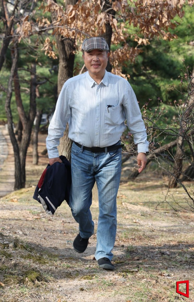 필맥스 홍재화 대표가 서울 남산한옥마을 산길을 걷고 있다.  사진=허영한 기자 younghan@
