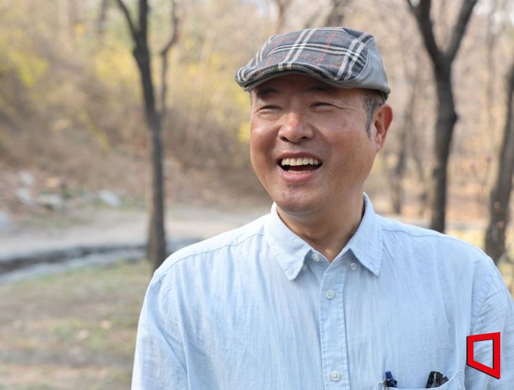 필맥스 홍재화 대표가 서울 남산한옥마을 산길을 걸으며 이야기를 하고 있다.  사진=허영한 기자 younghan@
