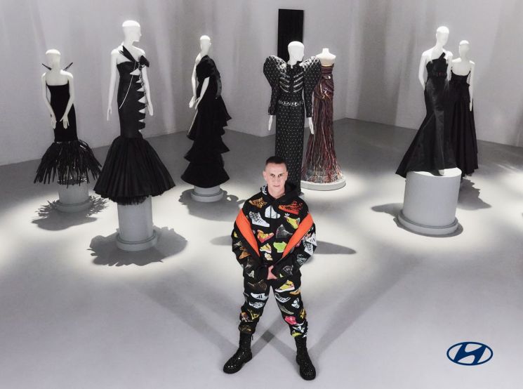 ‘2023 리스타일 컬렉션’ 앞에서 포즈를 잡고 있는 패션디자이너 제레미 스캇＜사진제공:현대차그룹＞