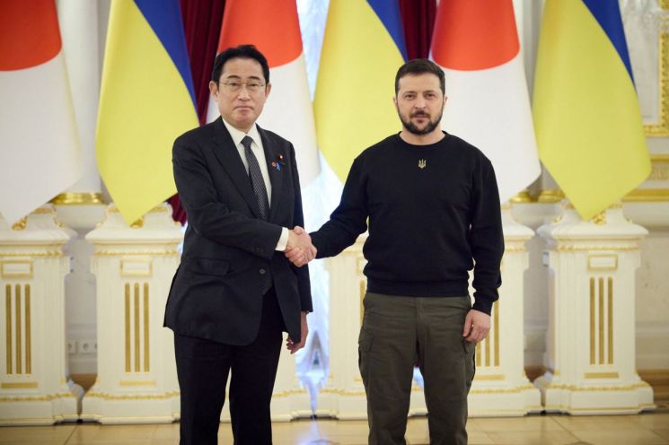 기시다 후미오 일본 총리(왼쪽)와 볼로디미르 젤렌스키 우크라이나 대통령이 21일(현지시간) 우크라이나 수도 키이우에서 악수하고 있다. [이미지출처=연합뉴스]
