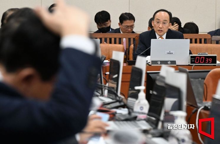 [포토] 의원 질의에 답하는 추경호 부총리