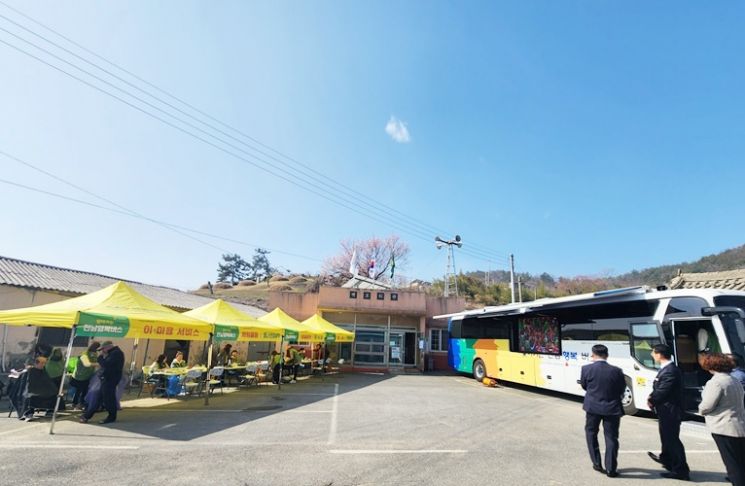‘찾아가는 전남행복버스’가 삼향읍 맥포 백학마을을 방문해 주민들에게 의료서비스를 제공했다. [사진제공=무안군]