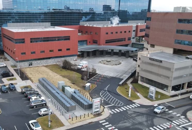 SK에코플랜트 아메리카스가 미국 스탬퍼드 병원(Stamford Hospital) 입구에 설치한 연료전지 발전소 전경.(제공=SK에코플랜트)