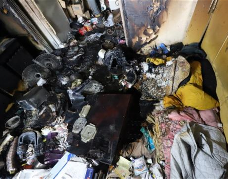 경남 양산시 신기동의 한 아파트에서 불이 나 내부가 불에 탔다. [사진제공=경남소방본부]