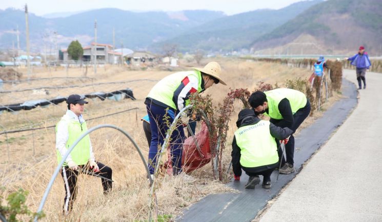 경남농협, 밀양서 영농폐기물 수거 일손지원