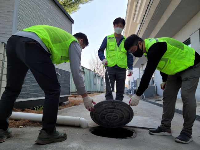 남원시가 해빙기 모기 유충구제 집중방역을 돌입했다.[사진제공=남원시]