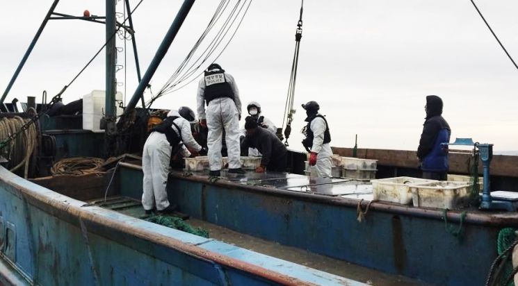 서해해경이 우리 배타적경제수역(EEZ)에서 불법 조업하는 외국 어선을 검문 검색하고 있다. [사진제공=서해해경청]