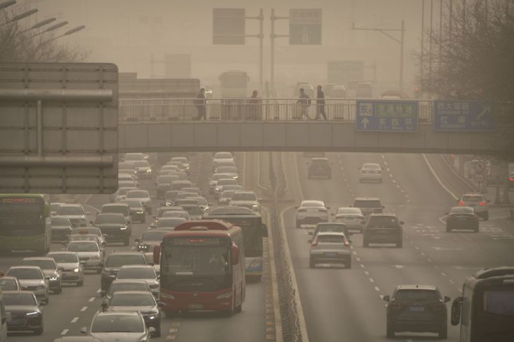 중국 베이징 중심업무지구가 22일 황사로 뿌옇게 물들어 있다. 이날 오전 8시 현재 베이징 전역의 공기질지수(AQI)는 최악인 6급 '엄중 오염' 상태를 기록했다. 가장 주된 오염물질은 미세먼지(PM 10)였다. 사진제공=AP·연합뉴스