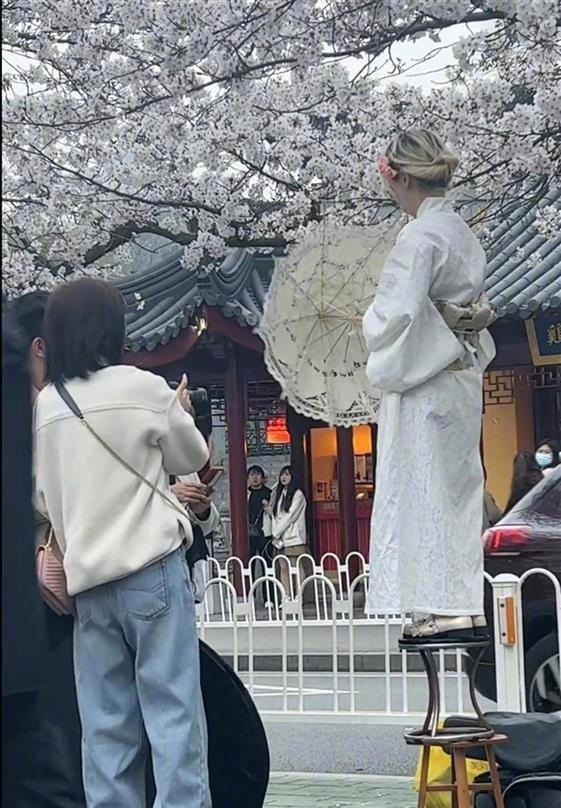 일본 전통 복장 기모노 차림으로 사진을 촬영 중인 중국인 여성. [이미지출처=웨이보]