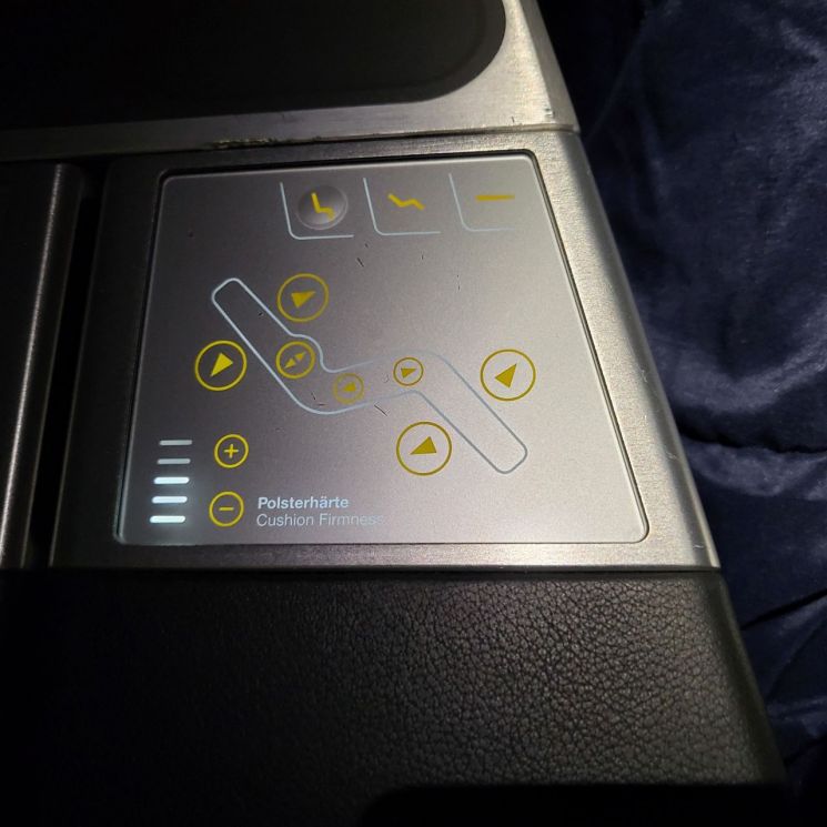 A350-900의 시트 이동 버튼은 어두운 곳에서 눈에 잘 띈다. 다만 버튼이 잘 눌리지 않아 불편했다. [사진=오규민 기자 moh011@]
