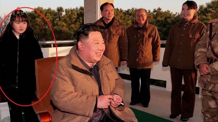 지난 17일 북한중앙TV가 ICBM 화성포-17형 발사 영상을 공개했다. 김정은 뒤로 딸 김주애, 조용원 당 중앙위 조직비서, 리일환 당 중앙위 비서, 김여정 노동당 부부장이 동석했다.