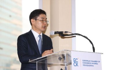 김창기 국세청장이 23일 주한유럽상공회의소(ECCK)와의 간담회에서 외국계 기업을 위한 세정지원 방안을 설명하고 있다.