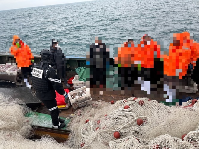 목포해경이 불법조업 외국어선을 검문검색하고있다. [사진제공=목포해경]