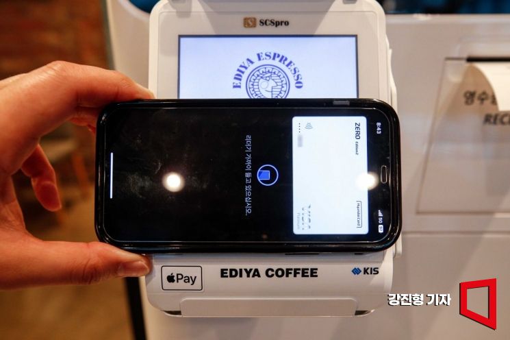 23일 서울 한 커피전문점에서 고객이 애플페이를 이용해 결제를 하고 있다. 사진=강진형 기자aymsdream@